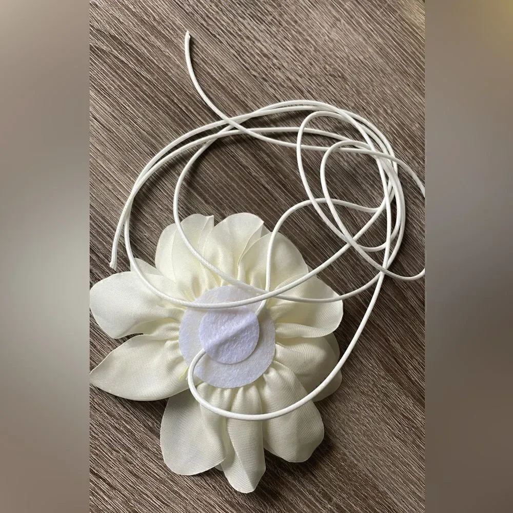 White Flower choker A169